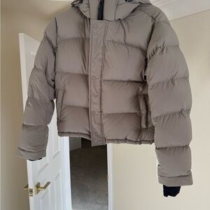 Aritzia Women’s Shorty Superpuff Jacket Small Taupe